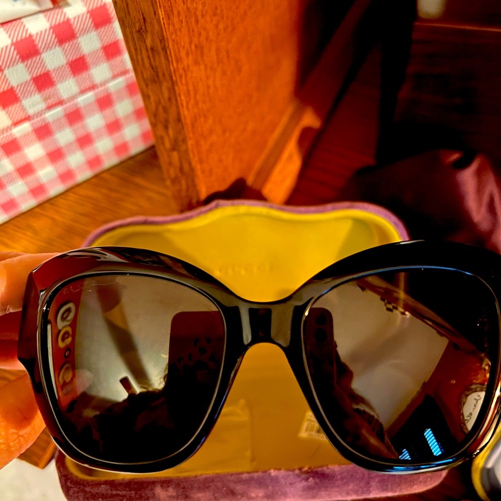 Gucci EUC sunglasses with case